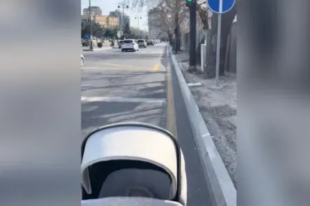 Bakıda qadın səkidə yer tapmayıb körpə uşağını maşın yolu ilə apardı - VİDEO
