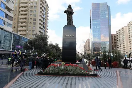 Zakir Həsənov "Ana harayı" abidəsini ziyarət etdi - VİDEO
