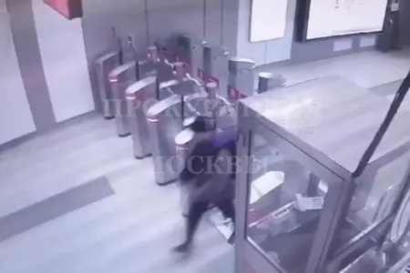 Gənc metroda ayağı ilə... - ANBAAN VİDEO