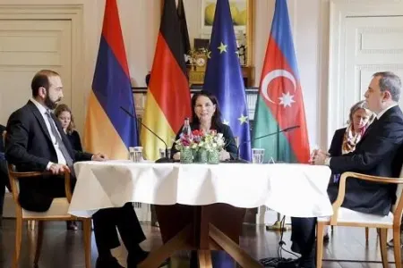 Berlində üçtərəfli görüş başladı