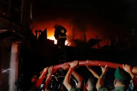 Banqladeşdə 7 mərtəbəli restoranda yanğın