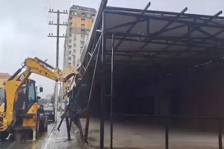 Xırdalanda və Qobuda qanunsuz tikililər söküldü