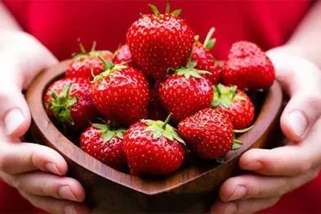 Bakıda çiyələk fantastik qiymətə satılır - VİDEO