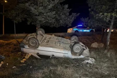 Avtomobil idarəetmədən çıxaraq bəndə çırpıldı