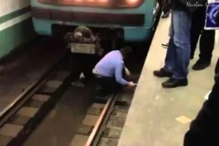 Kişi metroda relslərin üzərinə yıxıldı