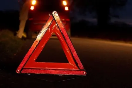 Sumqayıtda maşın köşkə çırpıldı: yaralılar var