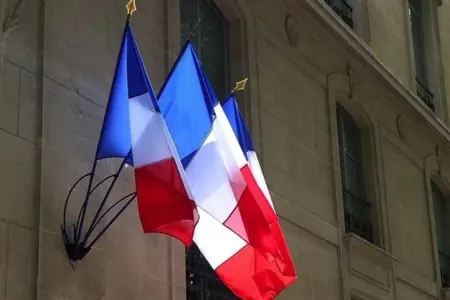 Paris bələdiyyəsinə basqın edildi