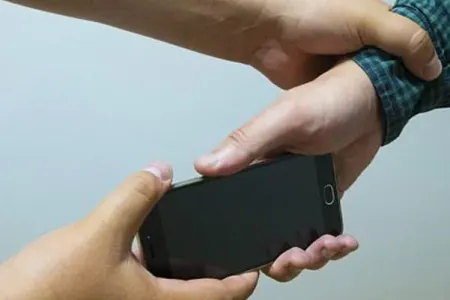 Yeniyetmə məktəblini döydü, telefonunu oğurladı