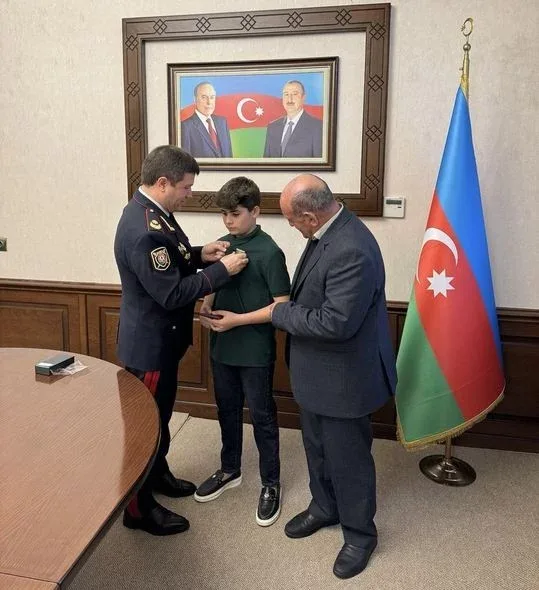 Həlak olan polisin medalı ailəsinə verildi
