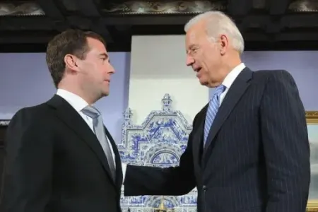 Medvedev Baydeni “nadir axmaq” adlandırdı