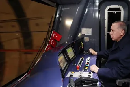 Ərdoğan metroda sükan arxasına keçdi