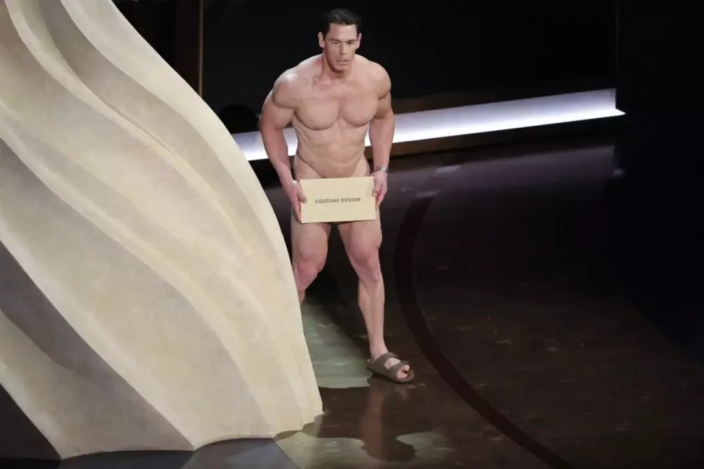 Səhnəyə tamamilə çılpaq çıxdı - FOTOLAR