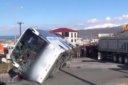 Avtobus aşdı: 24 nəfər yaralandı
