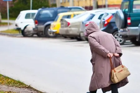 77 yaşlı qadını avtomobil vuraraq öldürdü