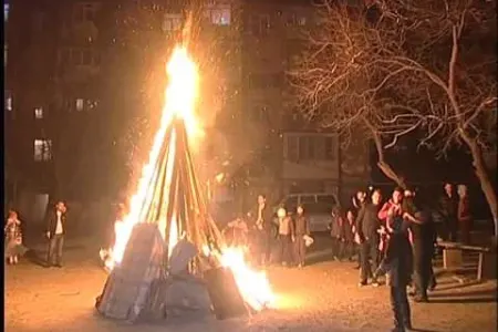 Bakıda azyaşlılar toqquşaraq tonqala yıxıldılar - ANBAAN VİDEO