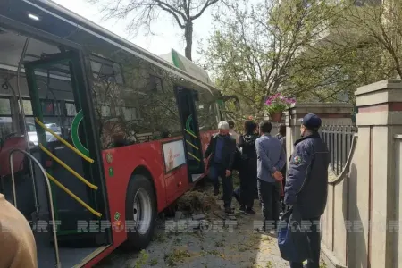 Motosikletçi təkərin altında qaldı - Video