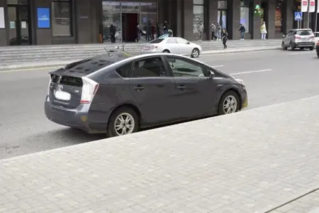 Binəqədidə "Toyota Prius"u - QAÇIRDILAR