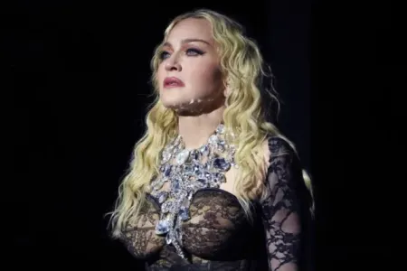 Madonna əlil arabasında olan tamaşaçıya: - "Niyə ayağa qalxmırsan?"