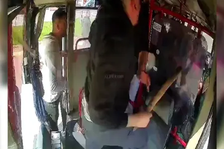 Avtobus sürücüsü sərnişinə hücum etdi - VİDEO