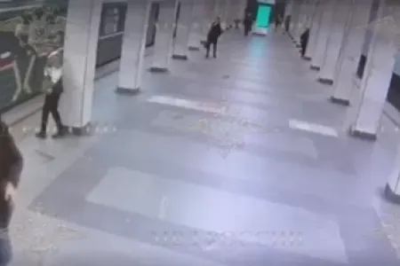 Sevgilisini qatarın altına itələdi