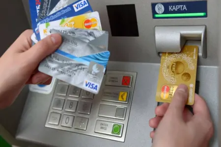 Bank kartlarından pul oğurlayanlar tutuldu