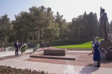 Gürcüstanın Baş naziri Ulu Öndər Heydər Əliyevin məzarını ziyarət etdi