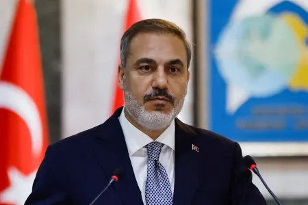 Fidanla pakistanlı həmkarı arasında kritik müzakirə