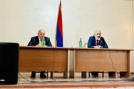 Paşinyan Qazaxla sərhədə gəldi