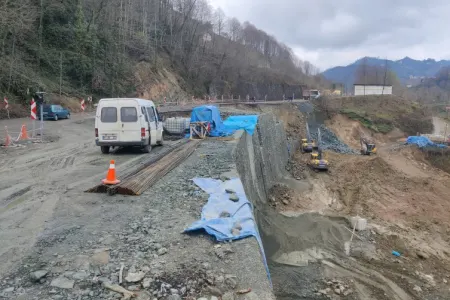 Trabzonda yol çökdü