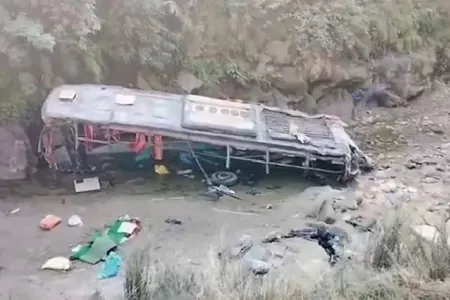 Dəhşətli yol qəzası: 7 ölü, 20 yaralı
