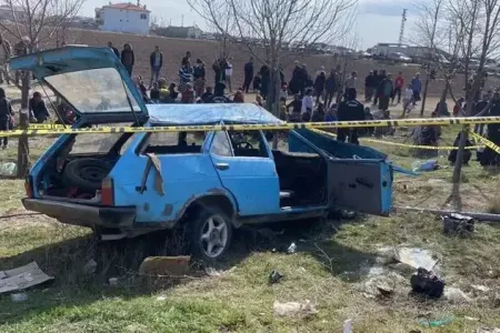 Avtomobil avtobus dayanacağına çırpıldı : - 4 ölü, 5 yaralı