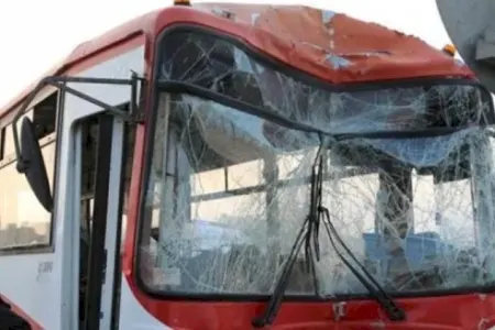 Bakıda avtobus qəzaya uğradı: Yaralanan var