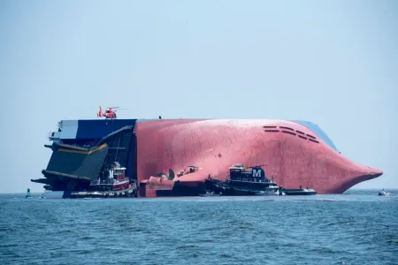 Yaponiya sahillərində kimyəvi yüklü tanker çevrilib