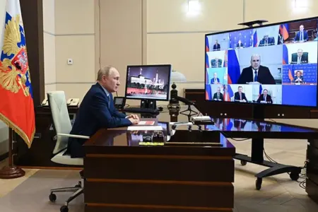 Putin Təhlükəsizlik Şurasının iclasını keçirdi