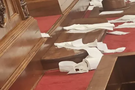 Parlamentdə tualet kağızı oğurluğu ilə bağlı - MÜBAHİSƏ