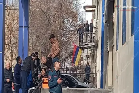 İrəvanda silahlı şəxslər polis idarəsinə hücum etdi - Yaralılar var