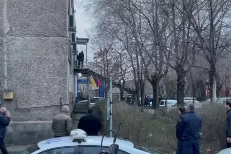 Ermənistanda polis qərargahına hücum edildi