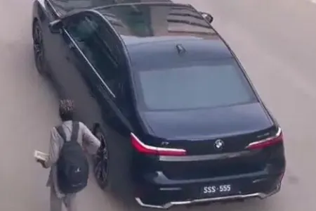 "BMW"sini saxlayıb kasıblara dəstə-dəstə pul verdi - – VİDEO