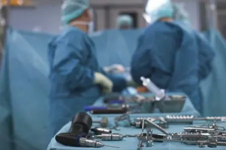 Kişinin qarnından diri ilanbalığı çıxartdılar - FOTO