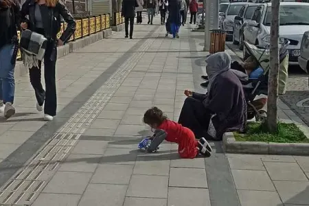 Dilənçi ona pul verməyən qadını bıçaqladı - ANBAAN VİDEO