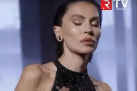 Məşhur modelin transparan geyimi diqqət çəkdi - VİDEO