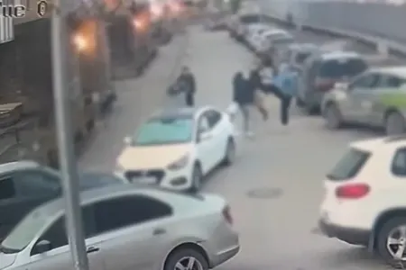 Yoldan keçənləri döyən yeniyetmələr - TUTULDU