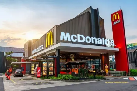 Balta ilə McDonalds-a hücum edildi