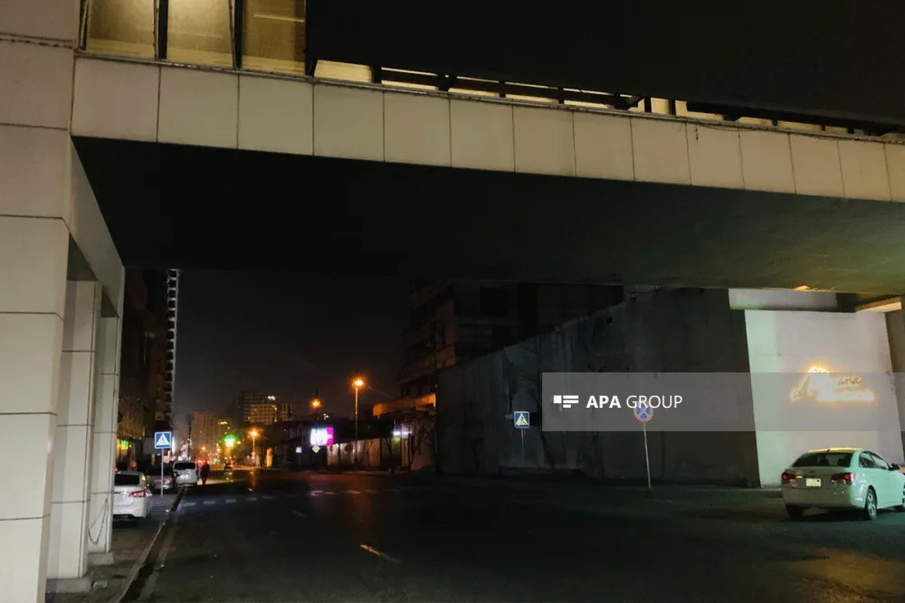 Bakıda məişət tullantılarını yığan kişi maşınların arasında qaldı, hər iki ayağını itirdi - -FOTO