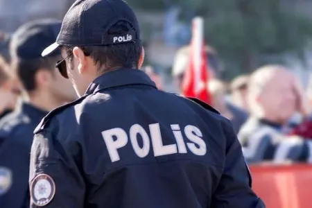 Avtomobilinin şüşəsini sındırıb, polisin üzünü kəsdilər
