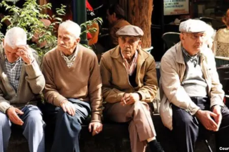 "Təqaüdə ağlaya-ağlaya gedirlər"