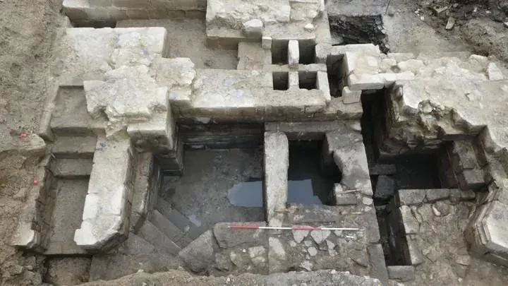 Otelin altından 640 illik qala tapıldı - FOTO