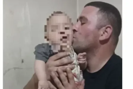 Körpəyə siqaret verib videoya çəkdi