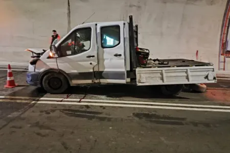 Pikap tuneldə yük maşınına çırpıldı