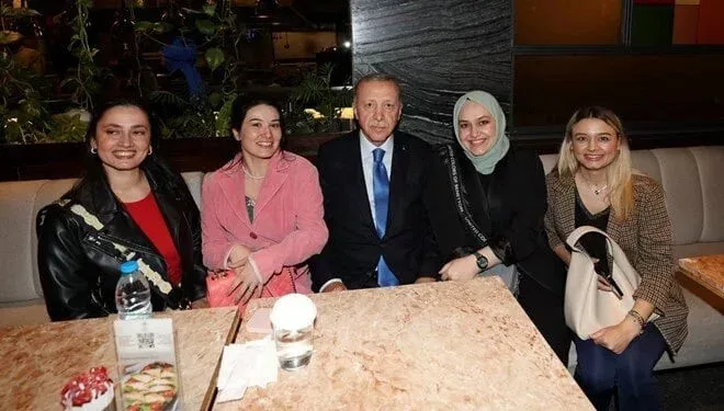 Ərdoğan kafedə gənclərlə - GÖRÜŞDÜ - FOTO